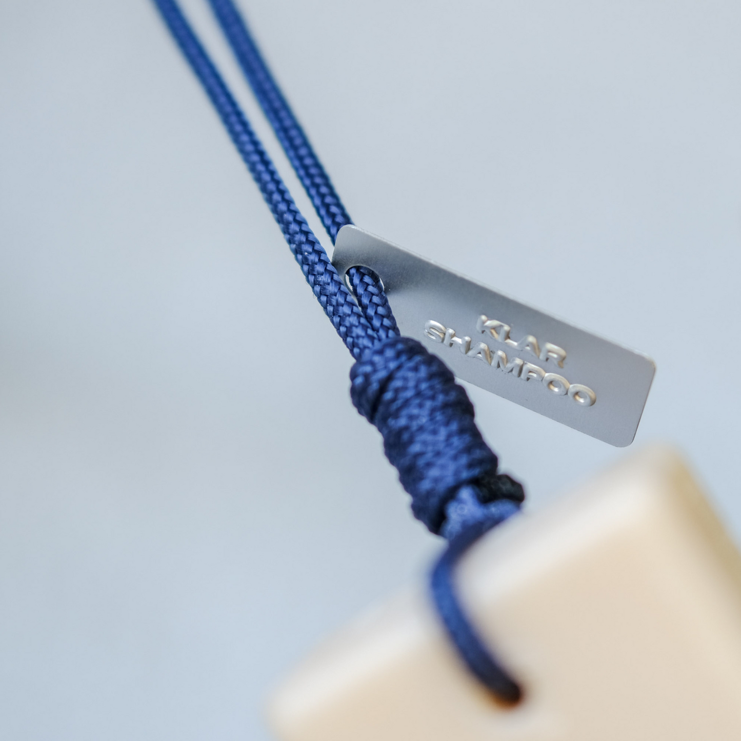 Kordel mit Alu-Anhänger für Shampoo (blau rot weiß)