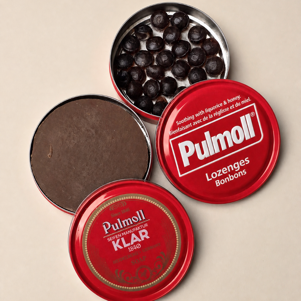 Geöffnete Dose mit der dunklen Seife der Anniversary Edition neben Pulmoll Lozenges